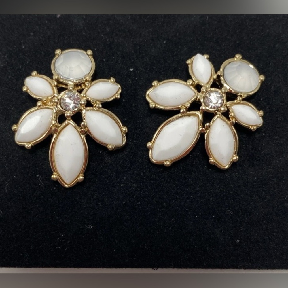 2015 Avon White Floral Clusters Oversized Stud
Earrings Vintage style NIB